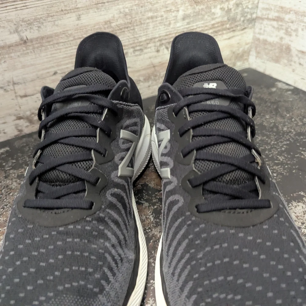 New Balance Men's Black and White Athletic Trainer